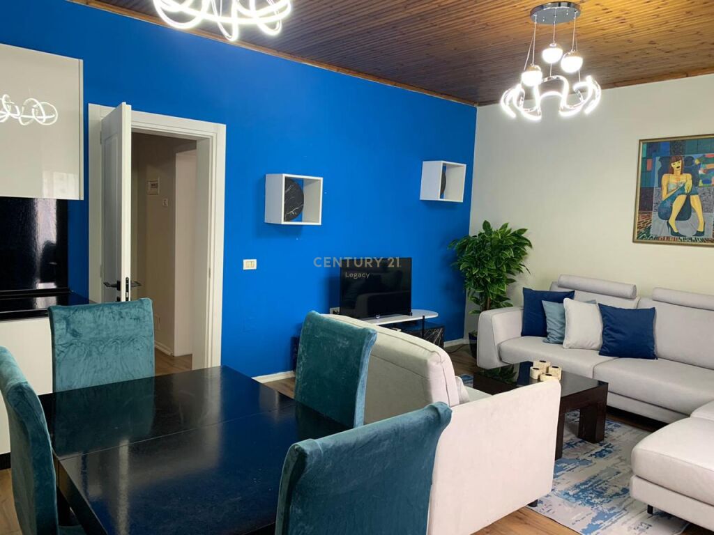 Ulet cmimi! Jepet me qira apartament 1+1 tek shallvaret.
