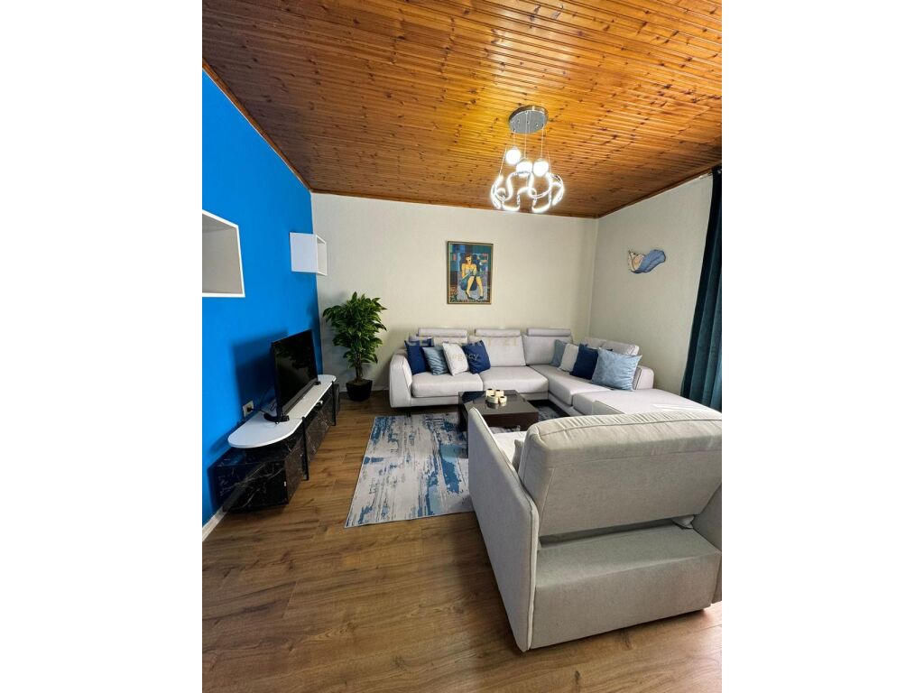 Ulet cmimi! Jepet me qira apartament 1+1 tek shallvaret.