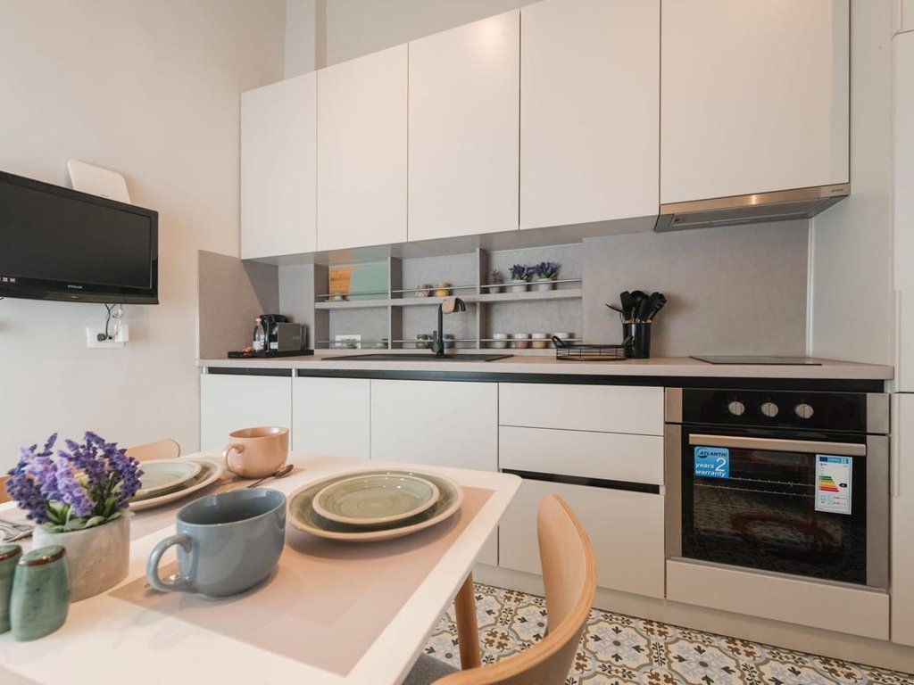Ulet cmimi! Jepet me qira apartament 1+1 tek shallvaret.