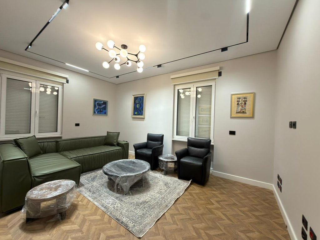 Ulet cmimi! Jepet me qira apartament 1+1 tek shallvaret.