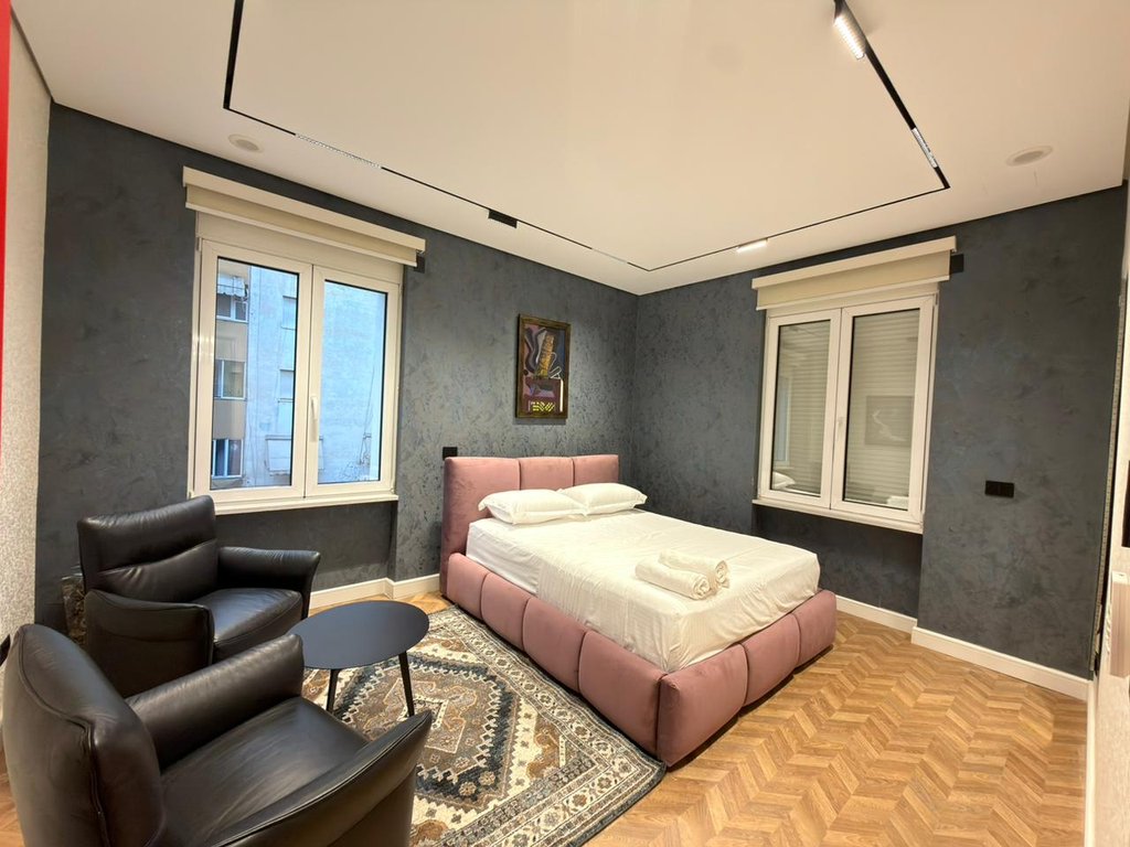 Ulet cmimi! Jepet me qira apartament 1+1 tek shallvaret.