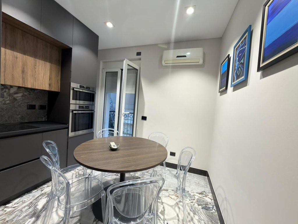 Ulet cmimi! Jepet me qira apartament 1+1 tek shallvaret.
