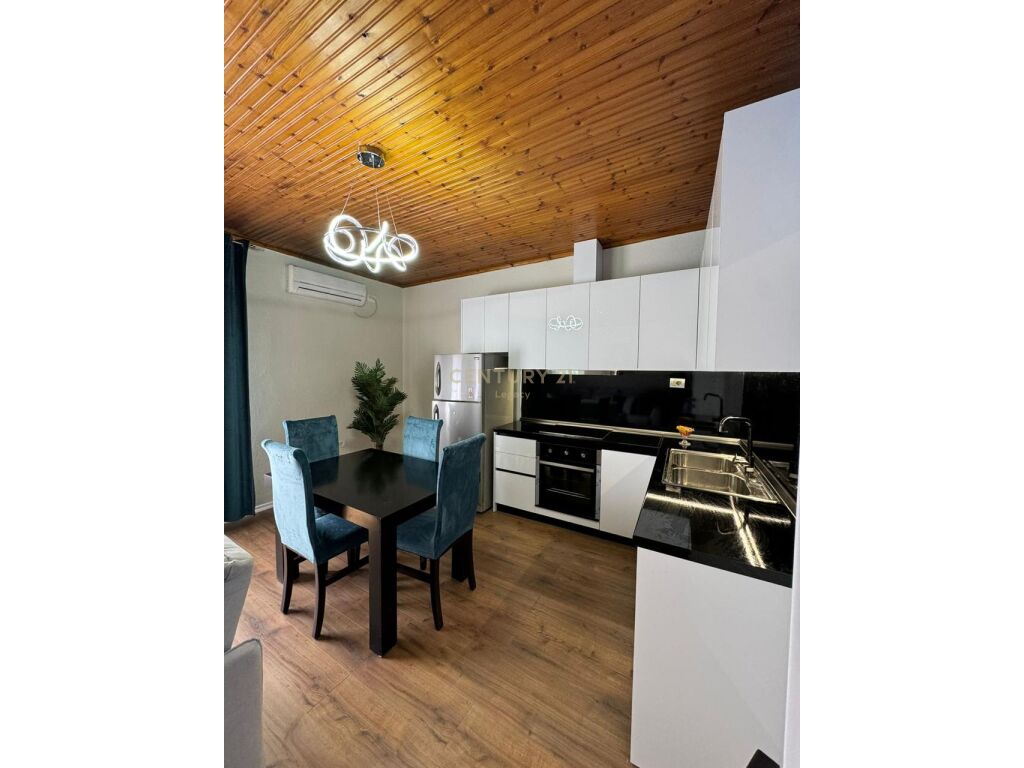 Ulet cmimi! Jepet me qira apartament 1+1 tek shallvaret.