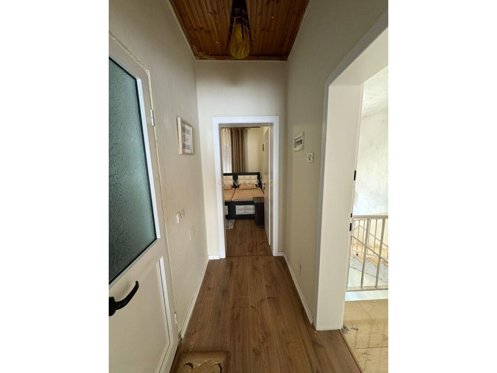 Ulet cmimi! Jepet me qira apartament 1+1 tek shallvaret.