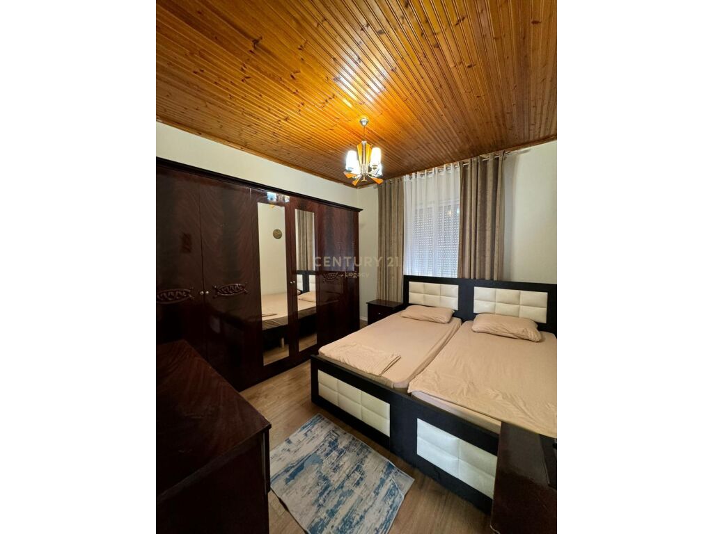 Ulet cmimi! Jepet me qira apartament 1+1 tek shallvaret.
