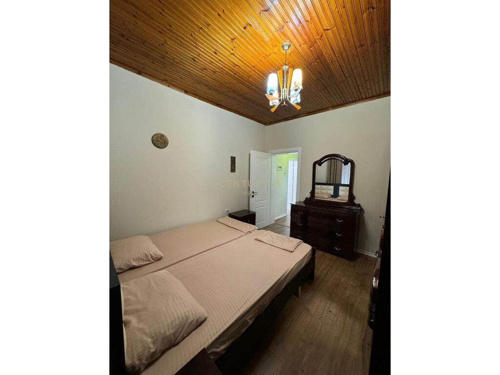 Ulet cmimi! Jepet me qira apartament 1+1 tek shallvaret.