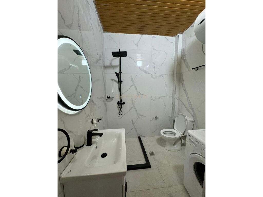 Ulet cmimi! Jepet me qira apartament 1+1 tek shallvaret.