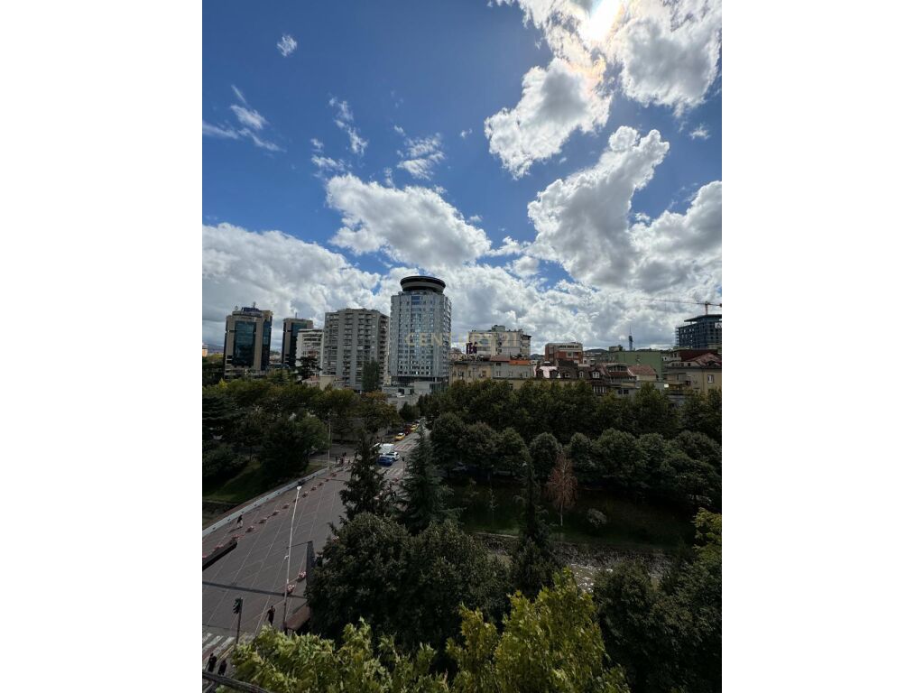Ulet cmimi! Jepet me qira apartament 1+1 tek shallvaret.