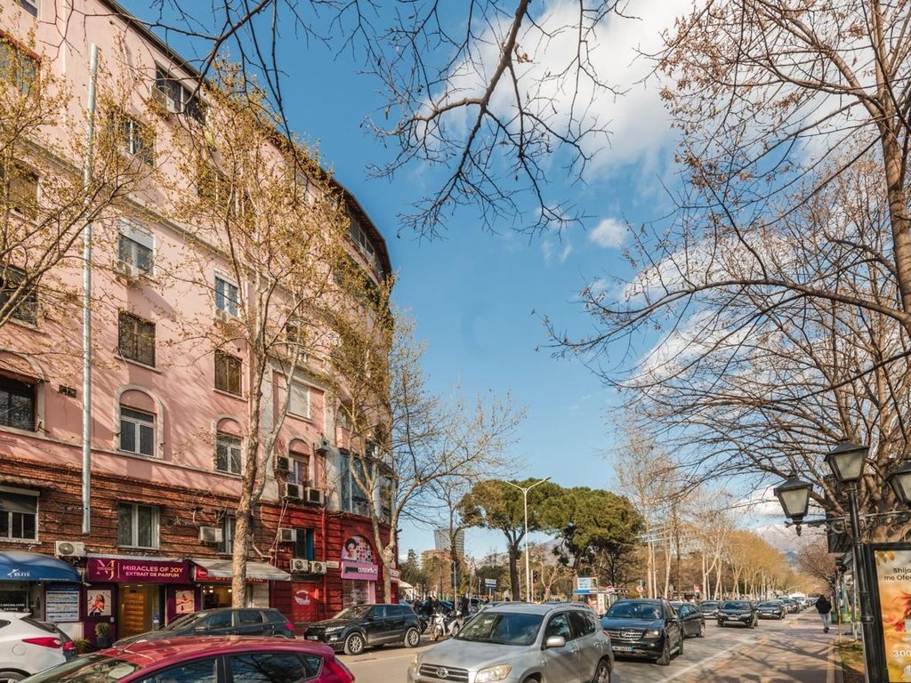 Ulet cmimi! Jepet me qira apartament 1+1 tek shallvaret.