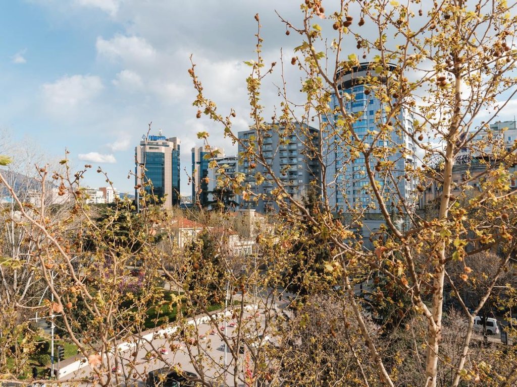Ulet cmimi! Jepet me qira apartament 1+1 tek shallvaret.