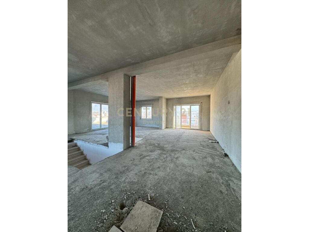 Via Elbasan, appartamento open space con veranda