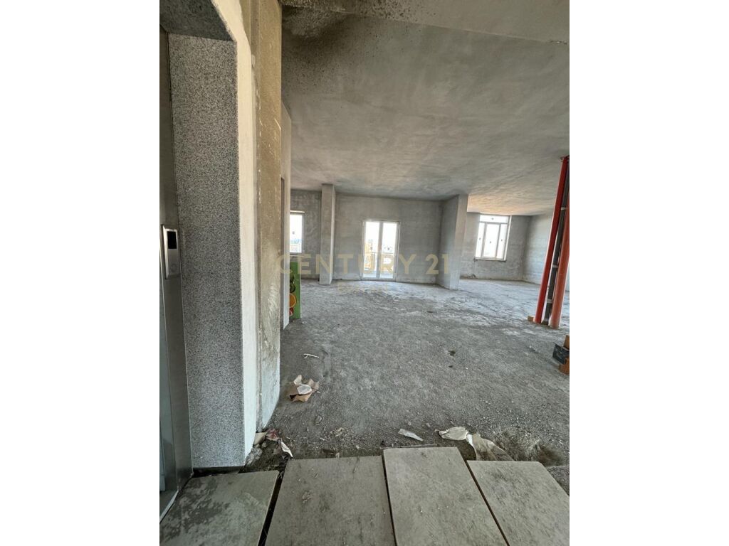 Via Elbasan, appartamento open space con veranda