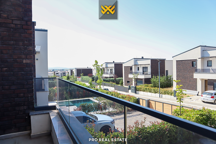 House 180m² + 87m² with #rent in priam village neighborhood.
