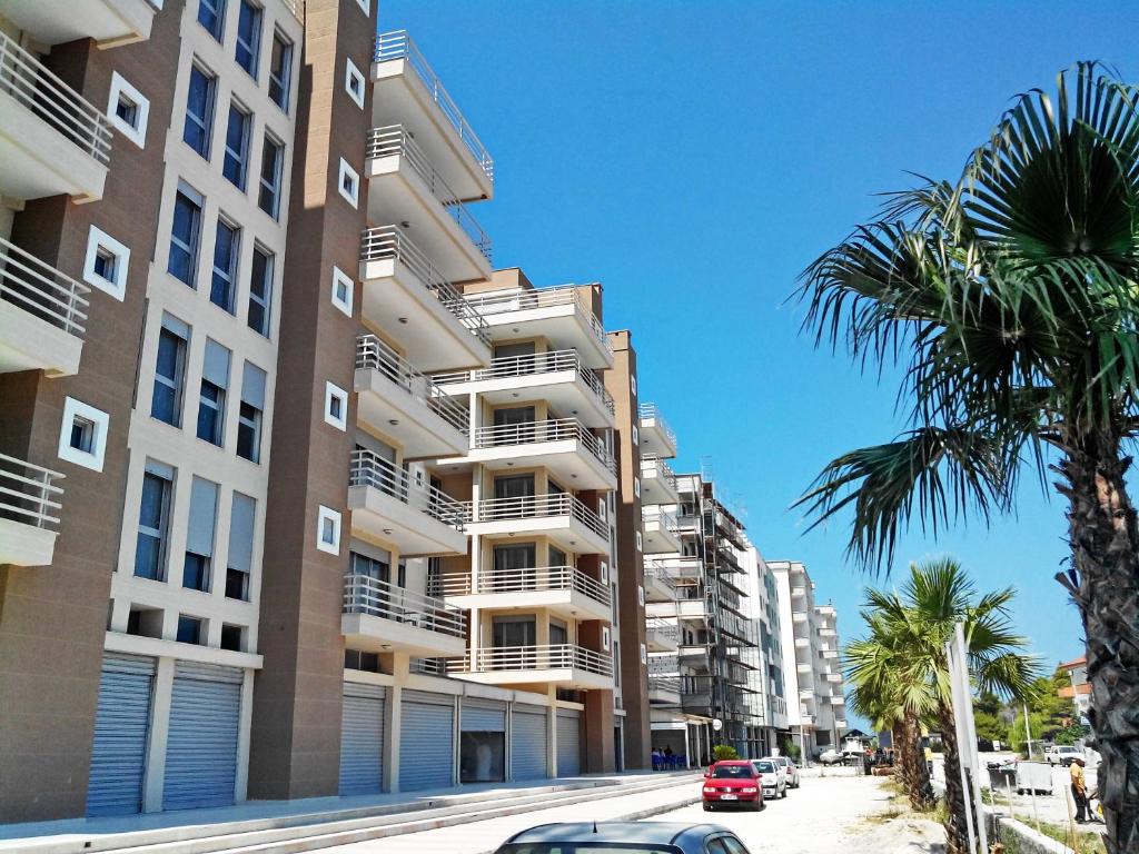 Loja à venda em Vlorë em um edifício à beira-mar