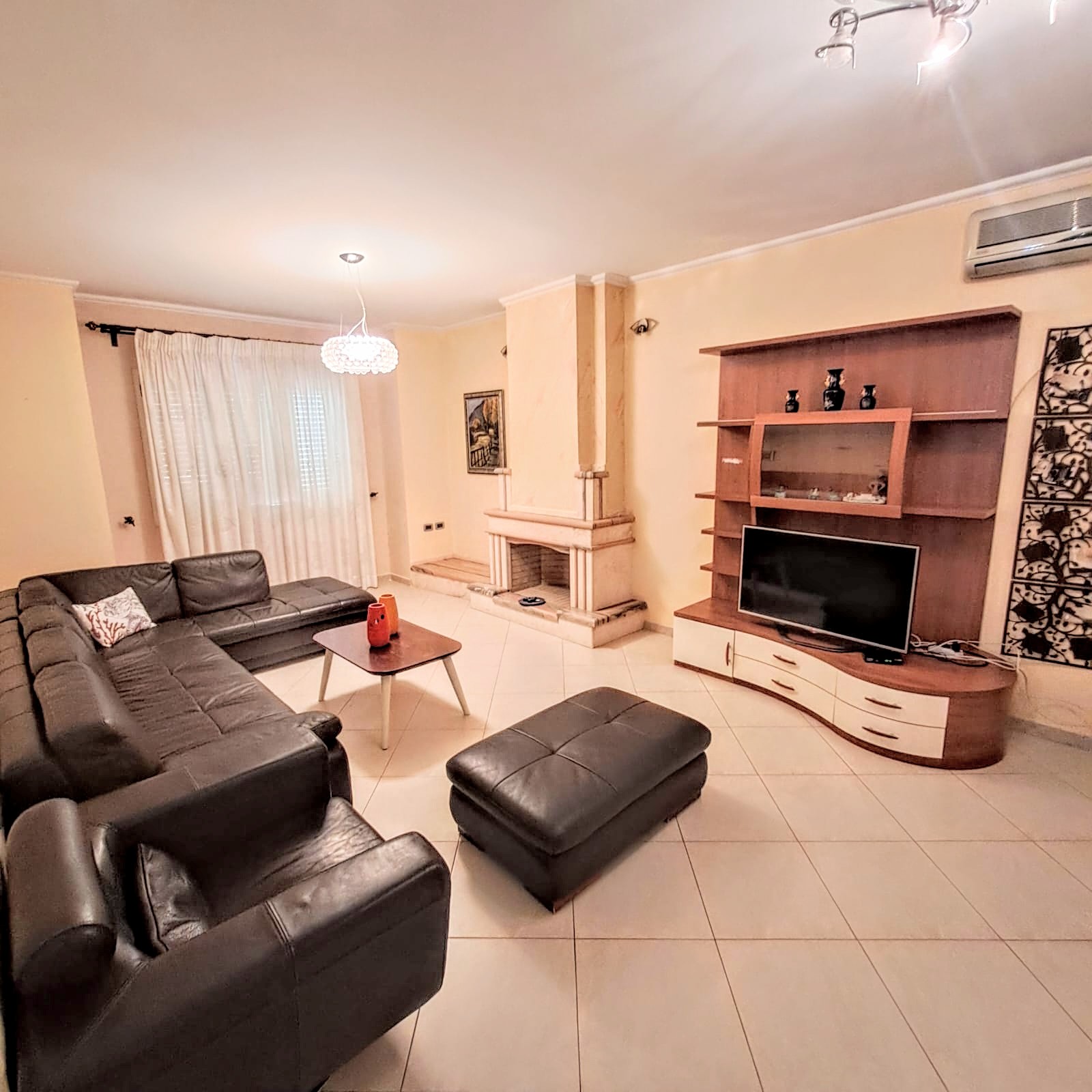 Apartamento de quatro quartos para alugar em Vlorë