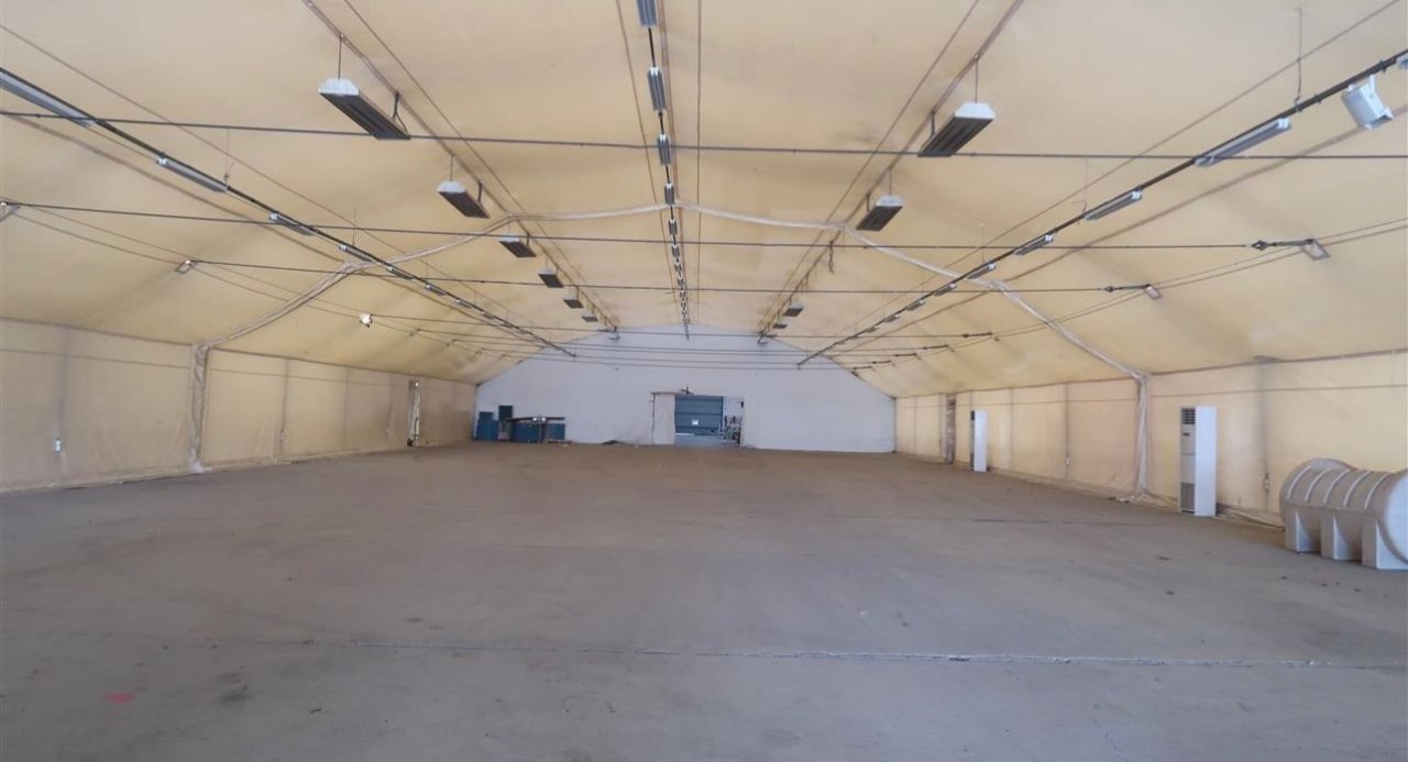 Entrepôt blanc de 1600 mètres carrés. Prix 3000 eur + tva