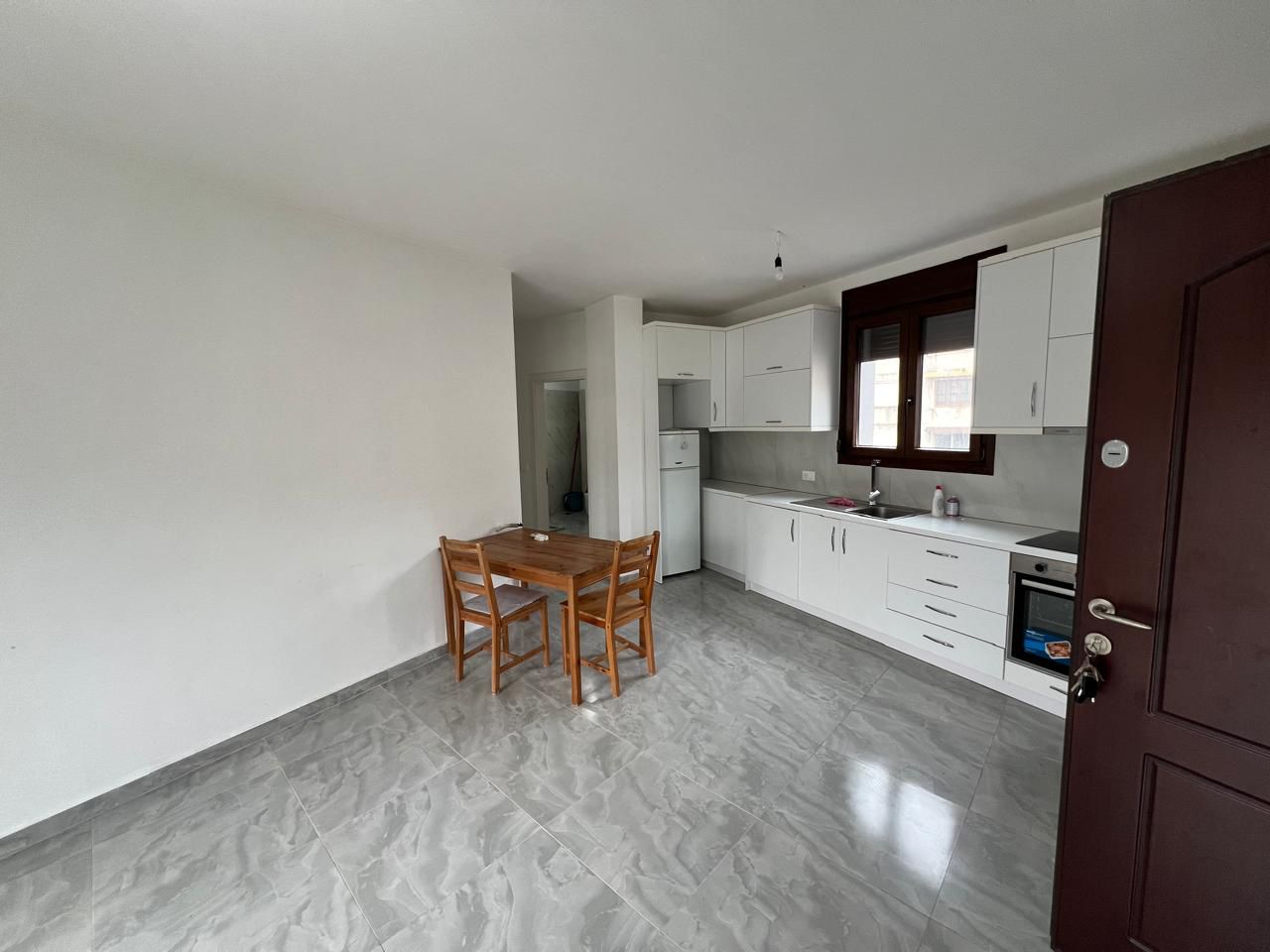 Appartement 1+1 à louer à Elbasan – Quartier 5 maj, en face du bar golden - reni imobiliar Elbasan