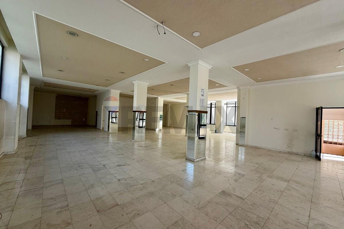 Immeuble multifonctionnel à louer à Elbasan