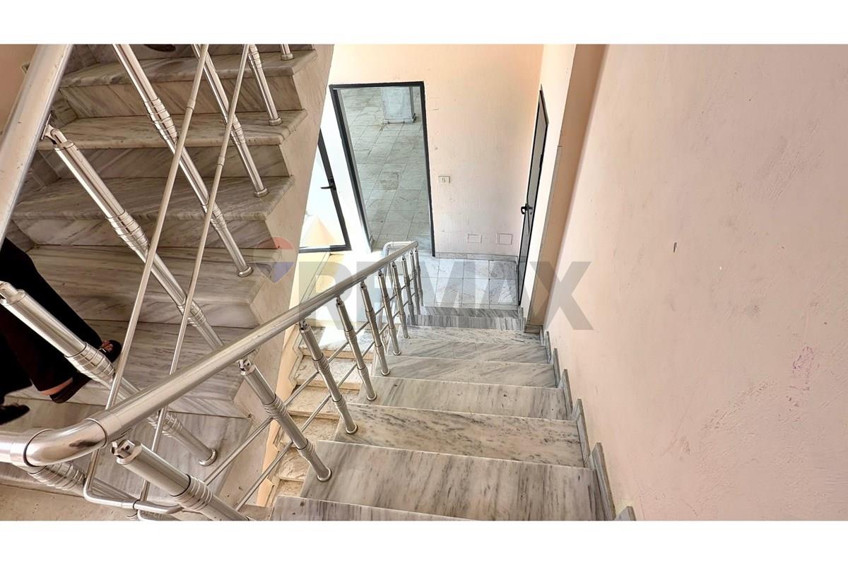 Immeuble multifonctionnel à louer à Elbasan
