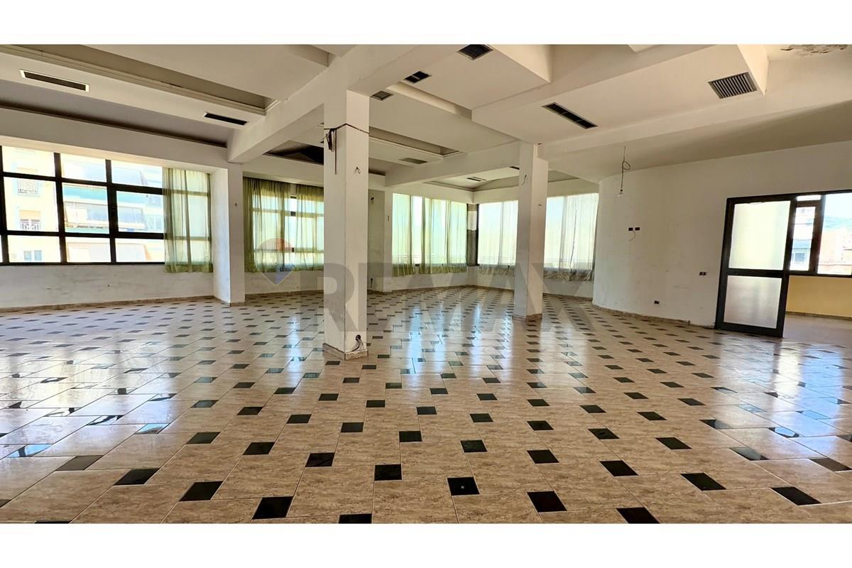 Immeuble multifonctionnel à louer à Elbasan