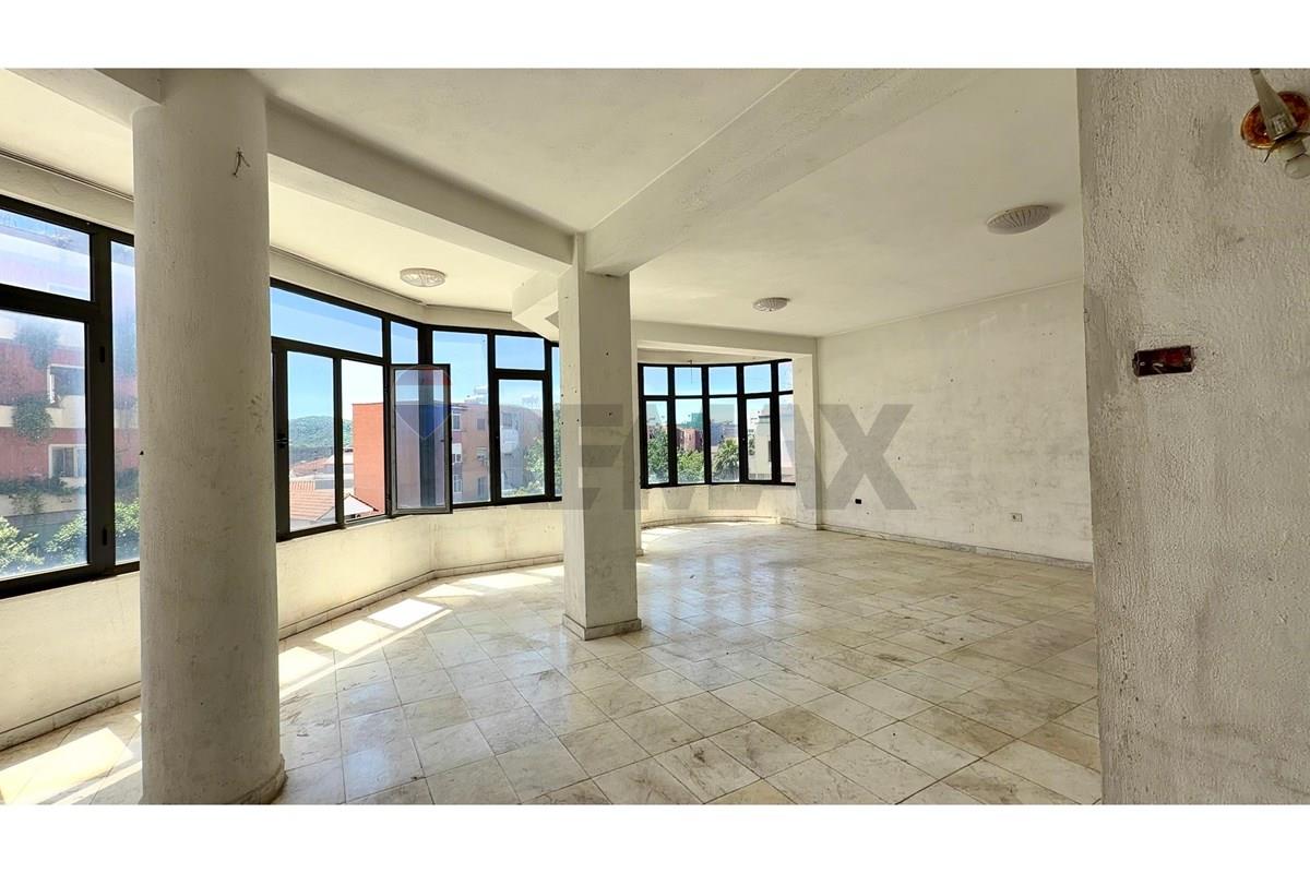 Immeuble multifonctionnel à louer à Elbasan