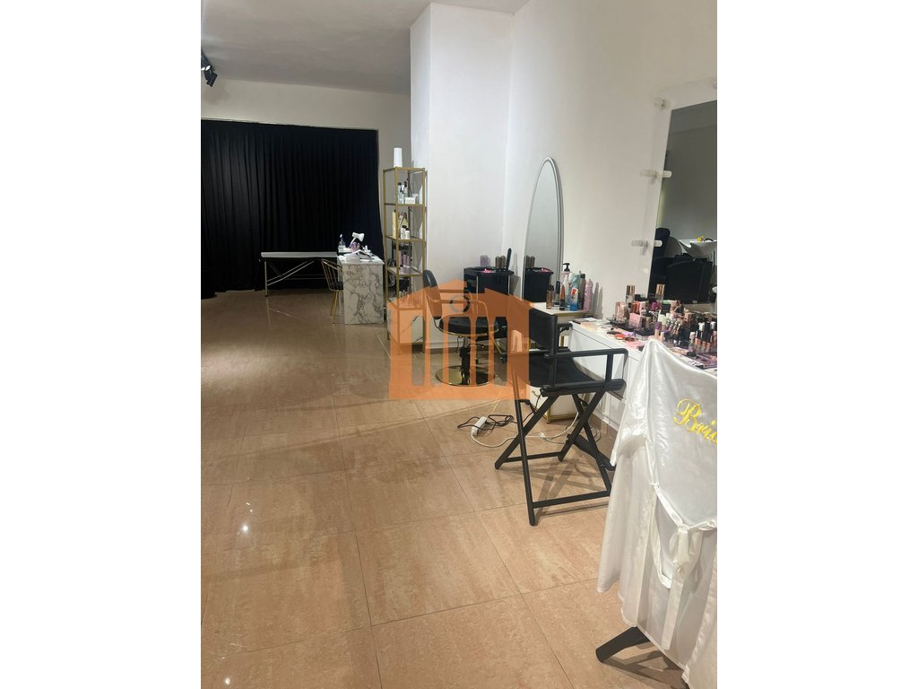 Espace commercial sur la plage, durres à vendre!