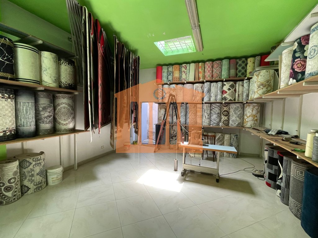 Ambiente commerciale in centro, durres in affitto!