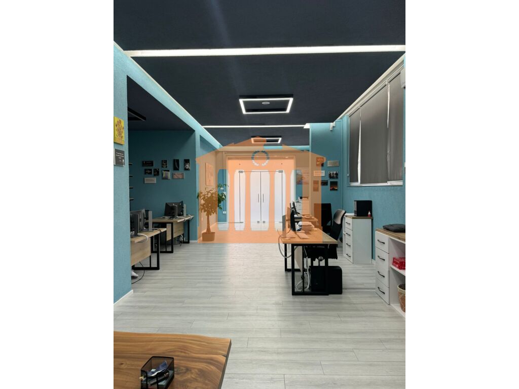 Ambiente commerciale vicino al centro blue star, in vendita!
