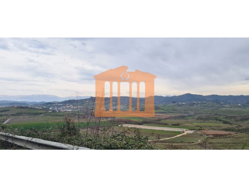 Toke truall à shijak, à vendre!