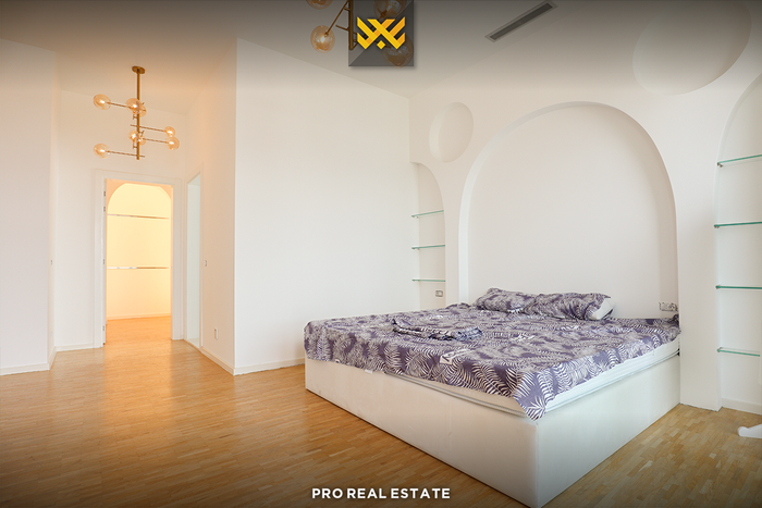 Shtëpi 620m² + 60m² në #shitje në Veternik.