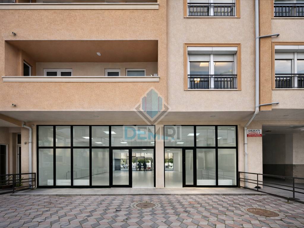 Espaço comercial à venda em Fushë Kosovë - centro