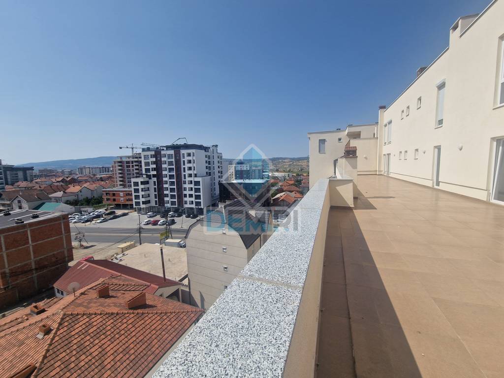 Ático disponible para vivienda en la calle principal // Vushtrri
