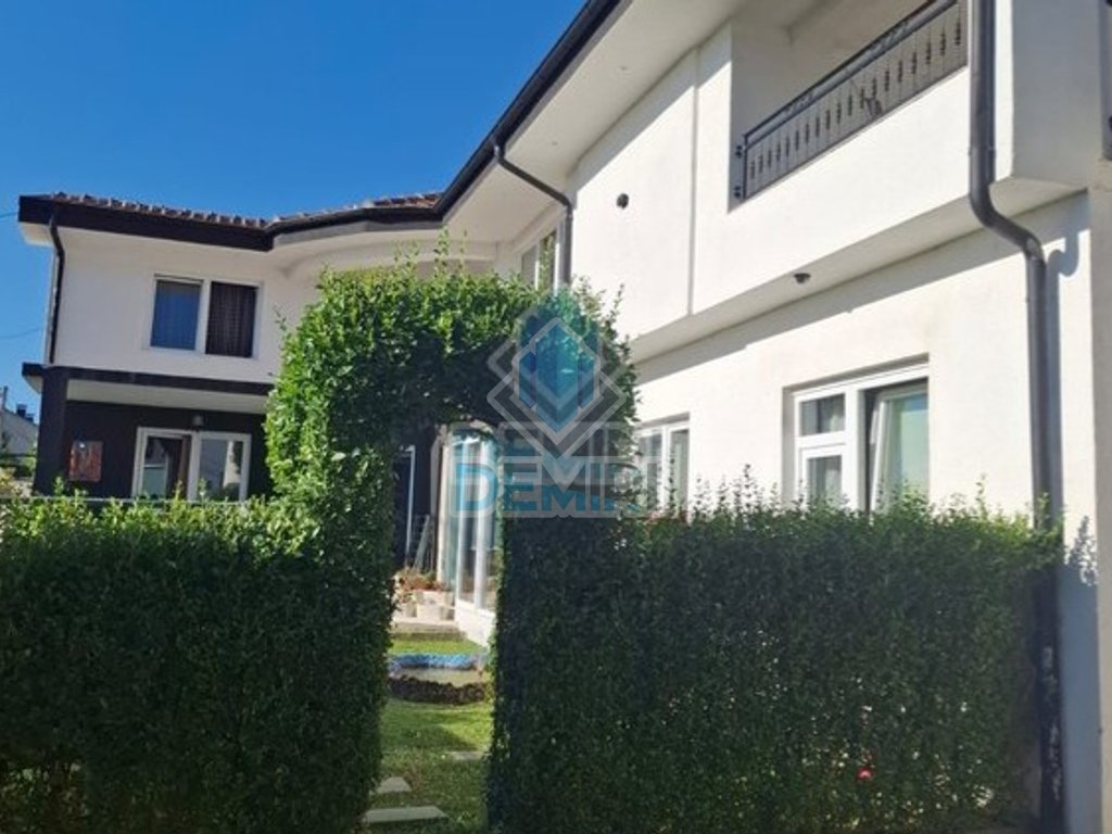 Ofrohet për shitje shtëpia në lagjen qendresa mbrapa grand store // Prishtinë
