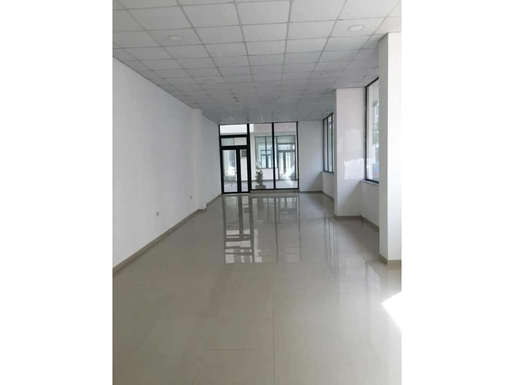 Locale commerciale di 80m² in affitto nel quartiere Dardania a Fushë Kosovë vicino a viva fresh