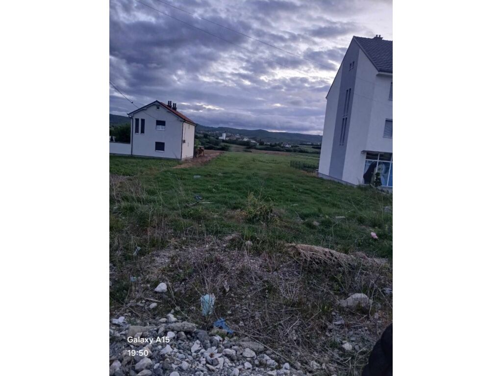 Terreno en venta 33.71 ares en la autopista Prishtinë-Podujevë, en gllamnik