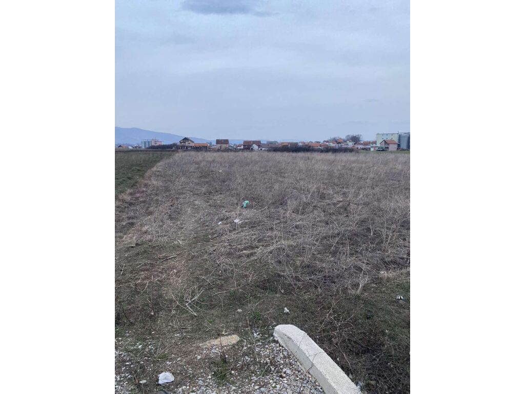 Terreno en venta 73 ari en Lipjan