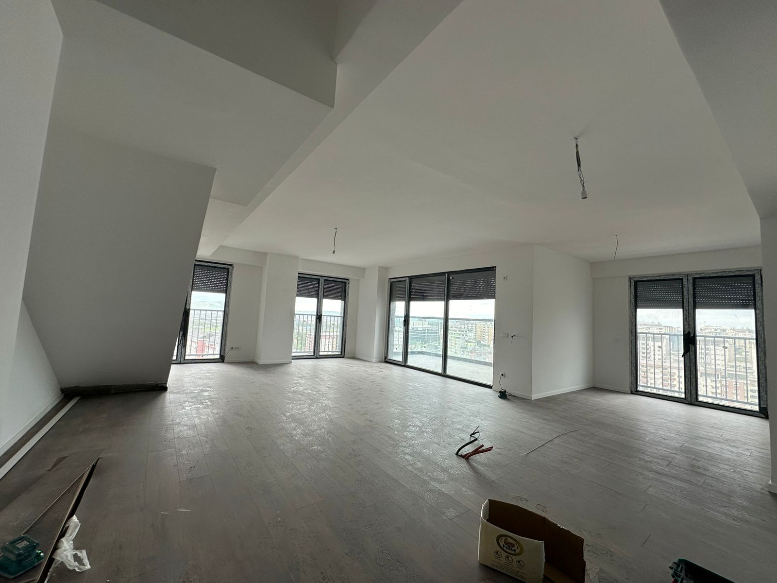 À venda e para alugar: Apartamento duplex – 193m² | Prishtinë, Pejton (2)