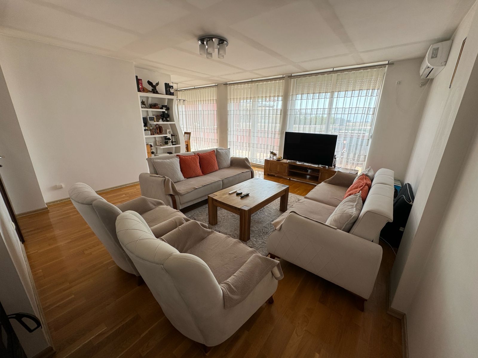 Penthouse me qira në rrugën c - 157 m²