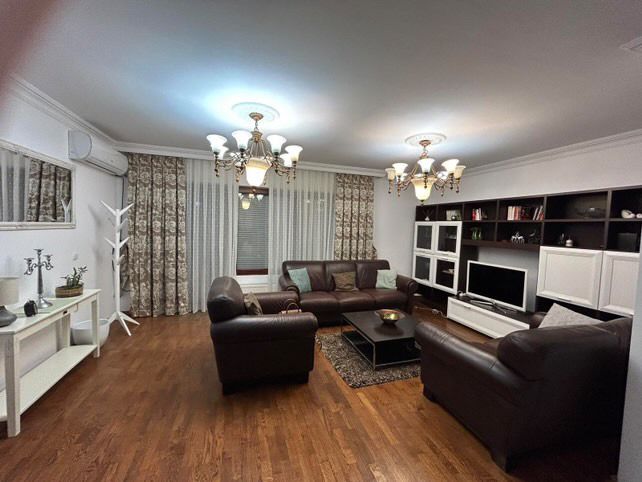 Apartamento en alquiler en el barrio dragodan, Pristina - 137m²