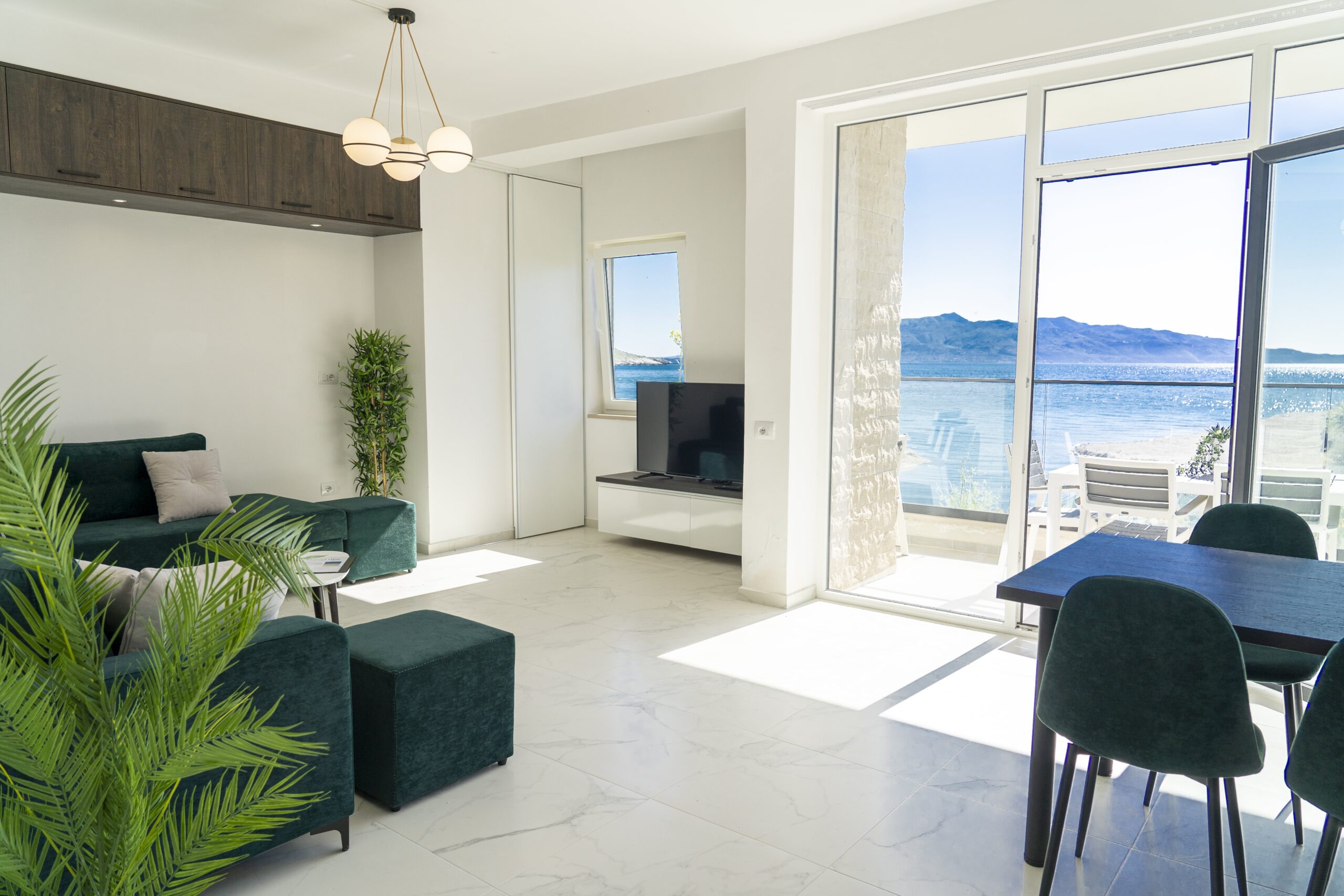 Apartamento único frente a la playa en alquiler en Saranda, albania