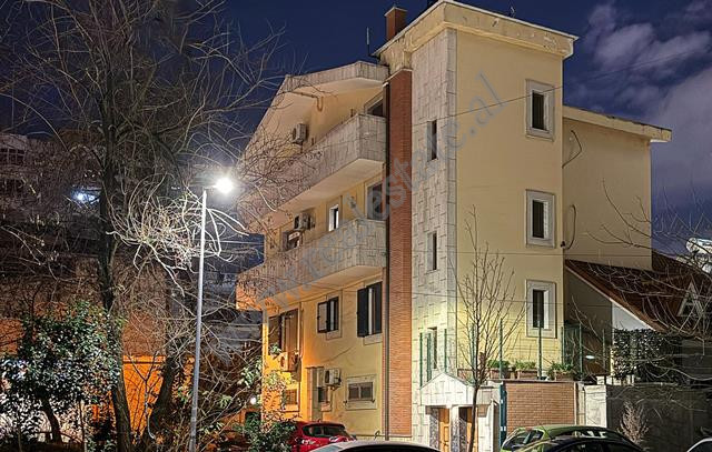 Villa di quattro piani in vendita in via riza cerova a Tirana, albania