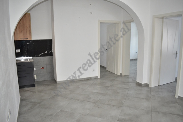 Drei-zimmer-wohnung zur miete in der nähe der unaza e madhe in Tirana, albanien (3)