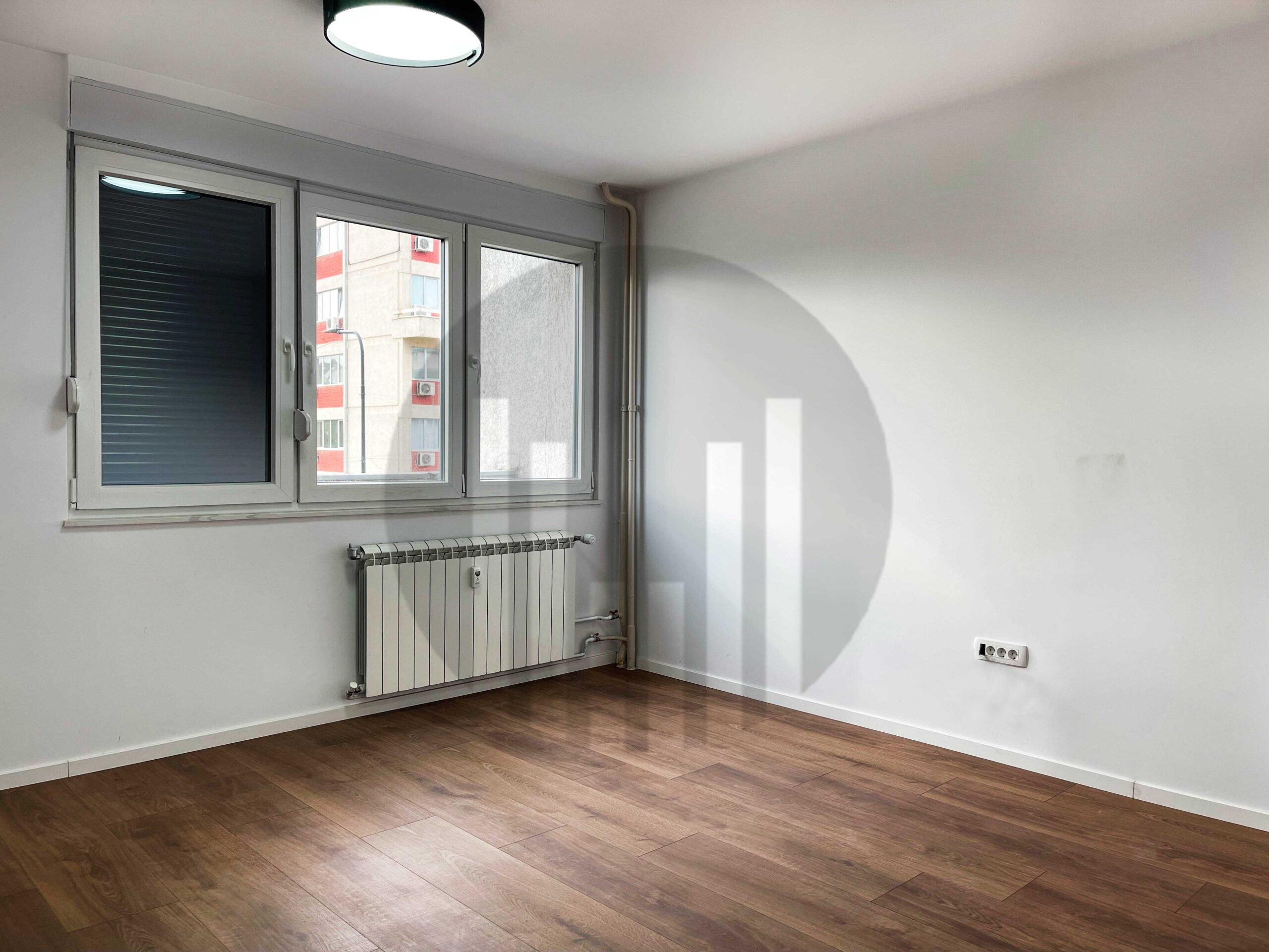 Büro mit 3 arbeitsräumen zur miete im zentrum