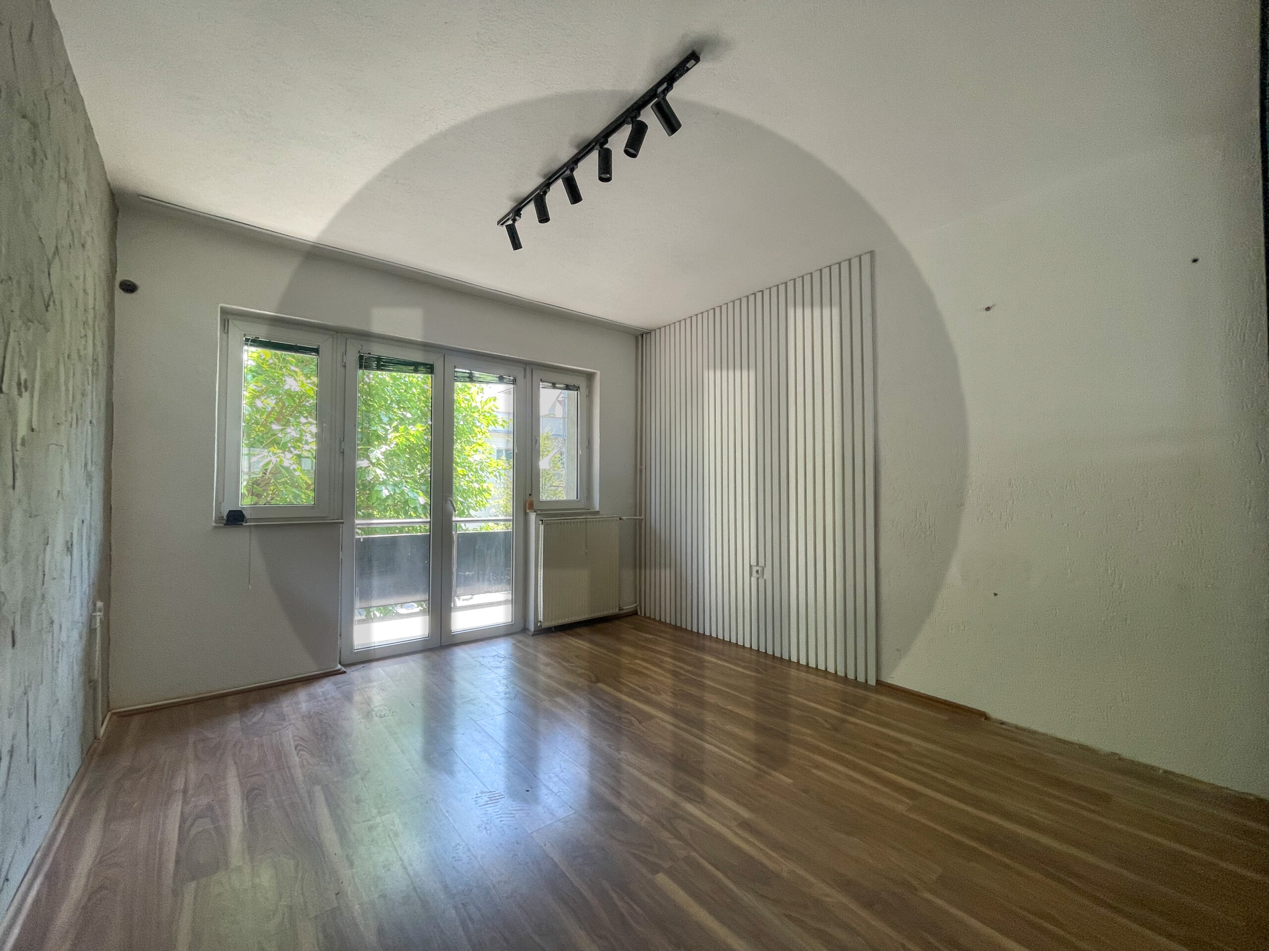 Office with 5 work rooms for rent in the center