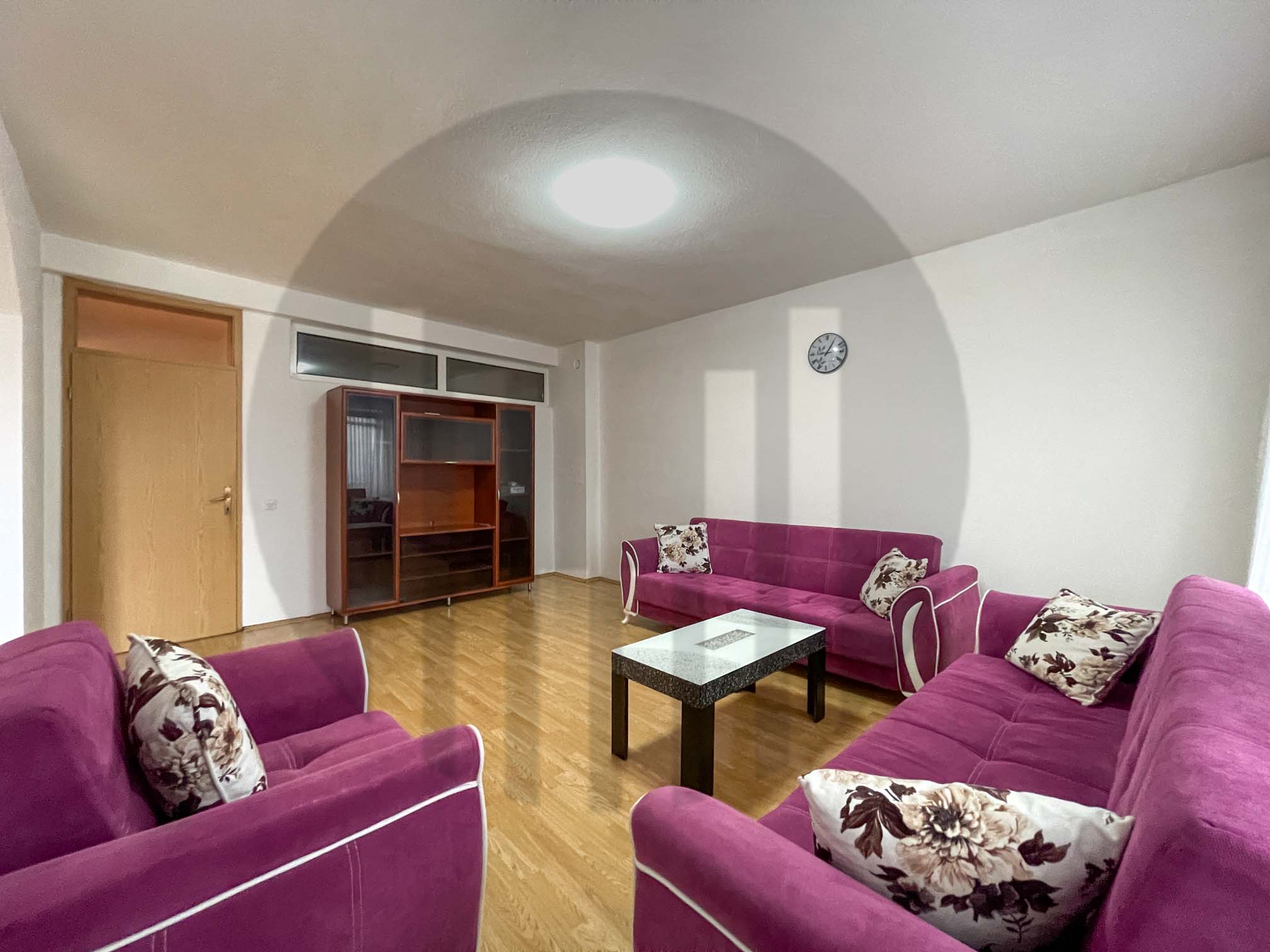 Apartamento de 3 habitaciones en alquiler en el barrio vëllusha