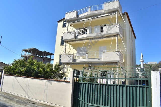 Dreistöckige villa zum verkauf im Yzberisht-viertel in Tirana, albanien (2)