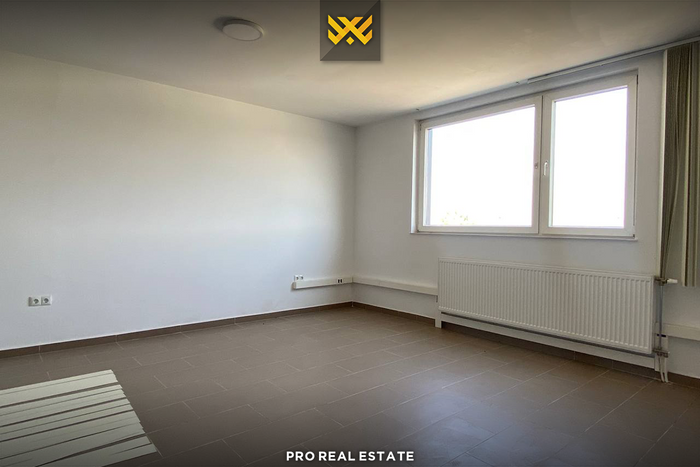 Armazém de 1800m² para alugar em Çagllavicë. (4)
