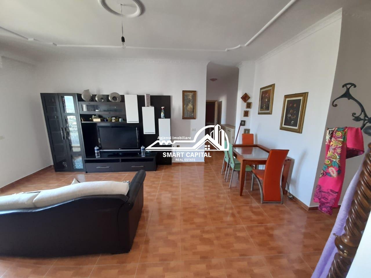 Shitet apartament 2+1 ne zonen e transballkanikes, prane stacionit te trenit.