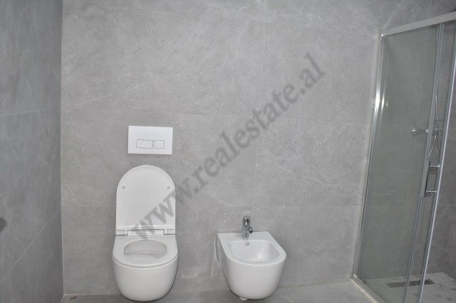 Apartamento de três quartos à venda na área fusha aviacionit em Tirana