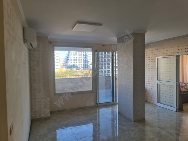 Apartament me katër dhoma gjumi për shitje pranë liqenit artificial në Tiranë, shqipëri